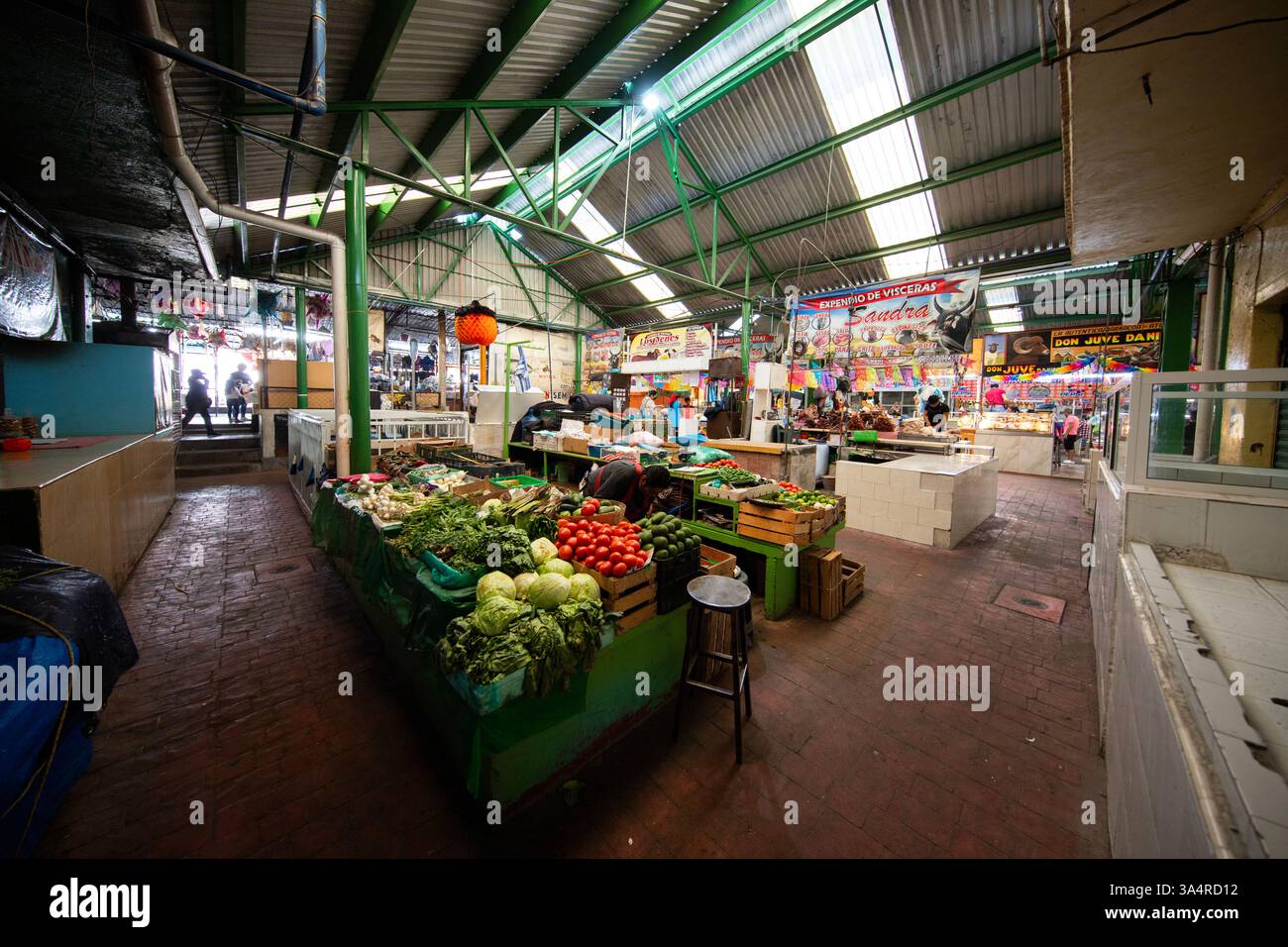 Atlixco, Puebla, Messico; 1 gennaio 2025: Atmosfera al mercato Benito Juarez , famoso per i suoi salumi e le sue bancarelle alimentari. Foto Stock