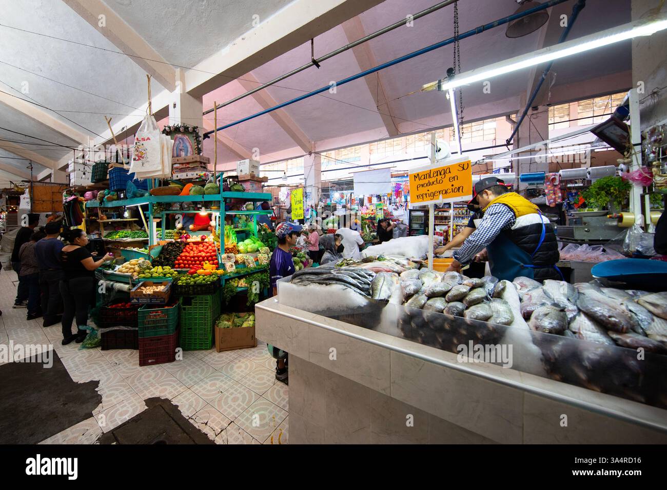 Atlixco, Puebla, Messico; 1 gennaio 2025: Atmosfera al mercato Benito Juarez , famoso per i suoi salumi e le sue bancarelle alimentari. Foto Stock