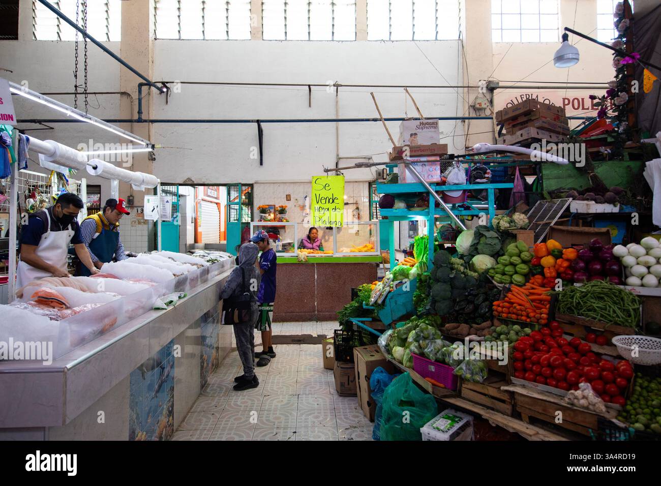 Atlixco, Puebla, Messico; 1 gennaio 2025: Atmosfera al mercato Benito Juarez , famoso per i suoi salumi e le sue bancarelle alimentari. Foto Stock