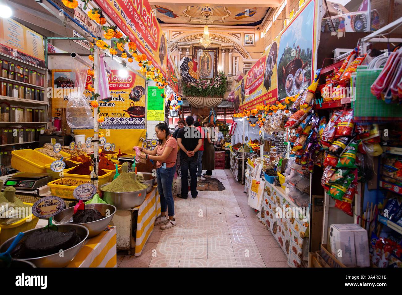 Atlixco, Puebla, Messico; 1 gennaio 2025: Atmosfera al mercato Benito Juarez , famoso per i suoi salumi e le sue bancarelle alimentari. Foto Stock