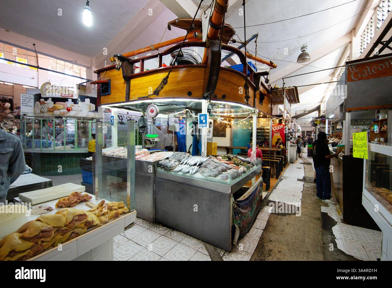 Atlixco, Puebla, Messico; 1 gennaio 2025: Atmosfera al mercato Benito Juarez , famoso per i suoi salumi e le sue bancarelle alimentari. Foto Stock