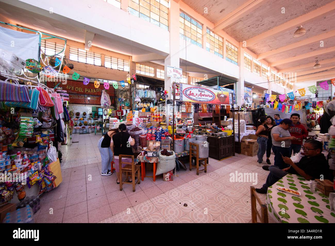 Atlixco, Puebla, Messico; 1 gennaio 2025: Atmosfera al mercato Benito Juarez , famoso per i suoi salumi e le sue bancarelle alimentari. Foto Stock