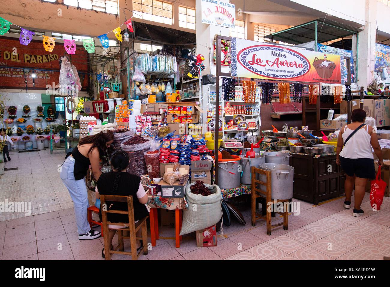 Atlixco, Puebla, Messico; 1 gennaio 2025: Atmosfera al mercato Benito Juarez , famoso per i suoi salumi e le sue bancarelle alimentari. Foto Stock