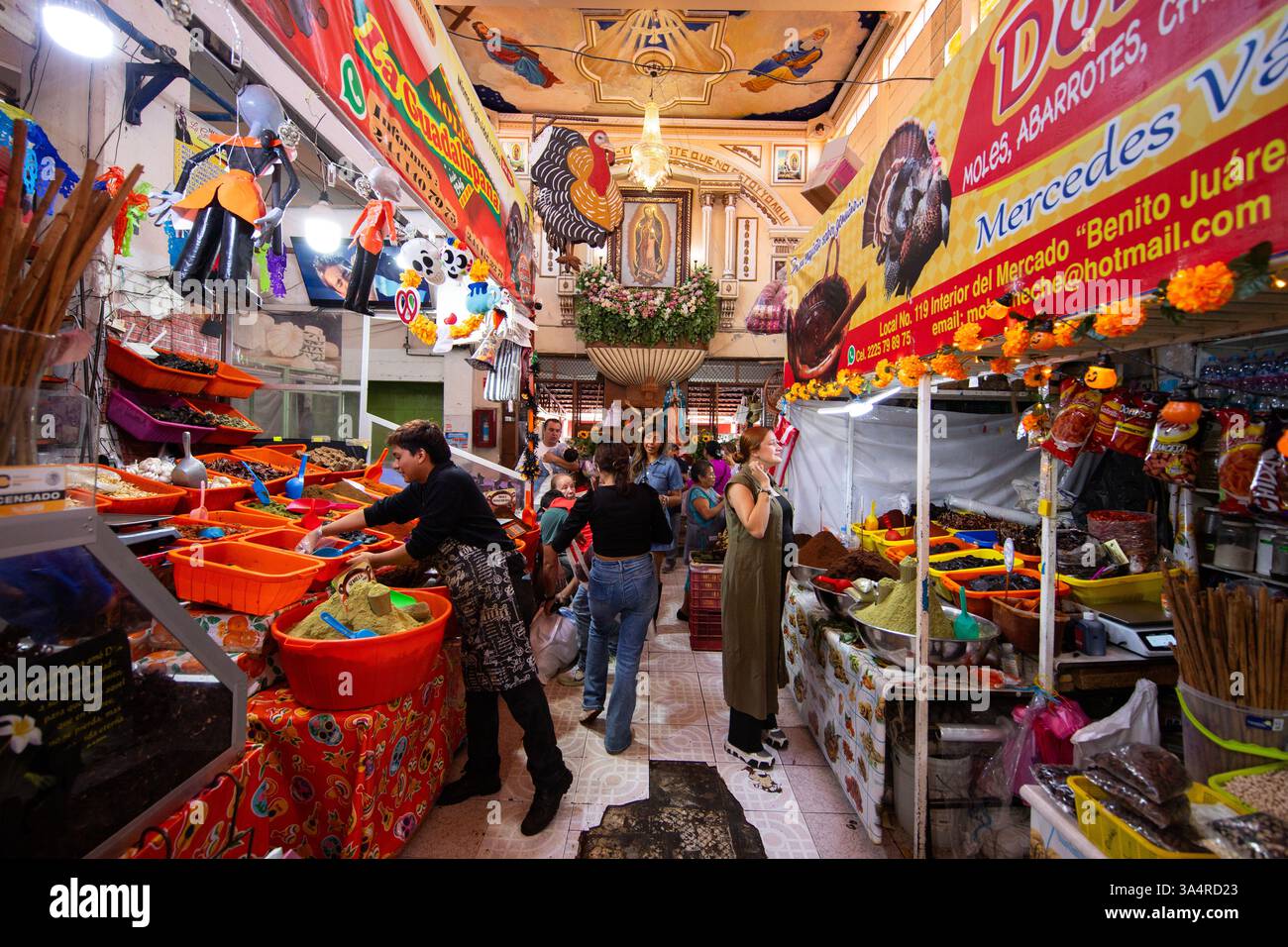 Atlixco, Puebla, Messico; 1 gennaio 2025: Atmosfera al mercato Benito Juarez , famoso per i suoi salumi e le sue bancarelle alimentari. Foto Stock