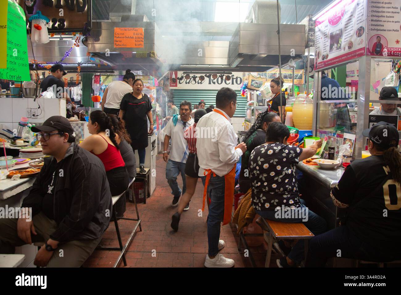 Atlixco, Puebla, Messico; 1 gennaio 2025: Atmosfera al mercato Benito Juarez , famoso per i suoi salumi e le sue bancarelle alimentari. Foto Stock
