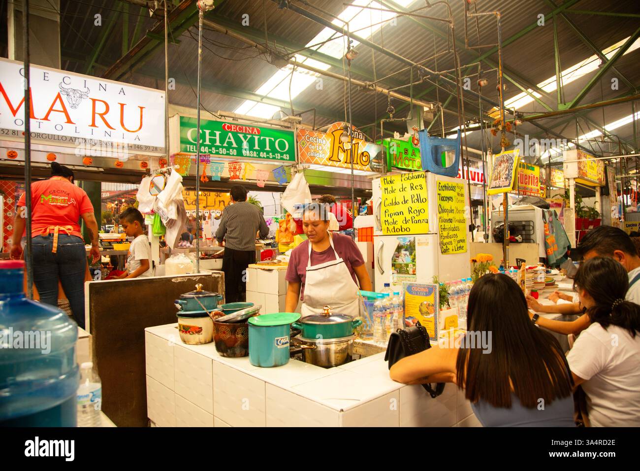 Atlixco, Puebla, Messico; 1 gennaio 2025: Atmosfera al mercato Benito Juarez , famoso per i suoi salumi e le sue bancarelle alimentari. Foto Stock