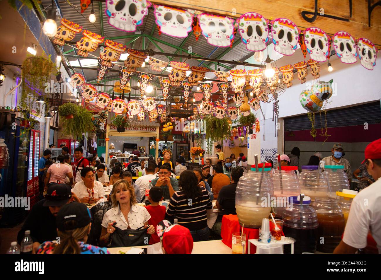 Atlixco, Puebla, Messico; 1 gennaio 2025: Atmosfera al mercato Benito Juarez , famoso per i suoi salumi e le sue bancarelle alimentari. Foto Stock