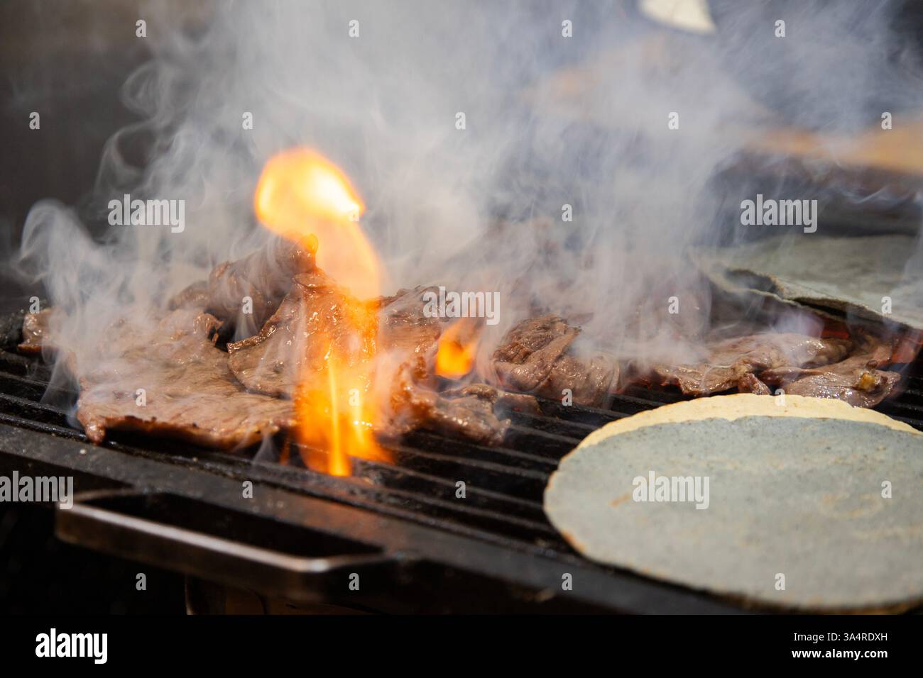 Manzo jerky barbacoa è il piatto tradizionale di Atlixco nella regione di Puebla in Messico. Foto Stock