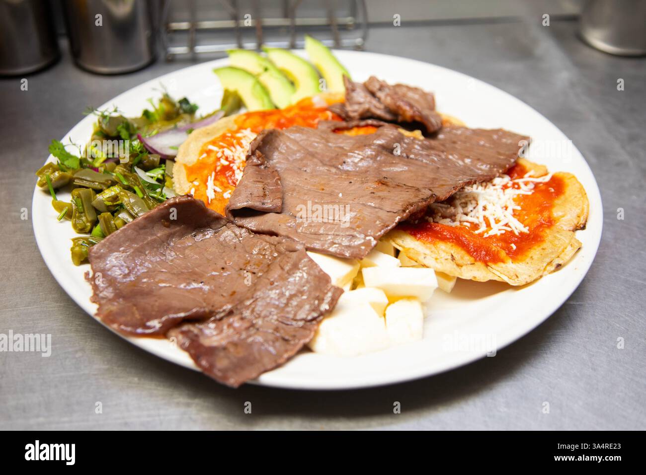 Manzo jerky barbacoa è il piatto tradizionale di Atlixco nella regione di Puebla in Messico. Foto Stock