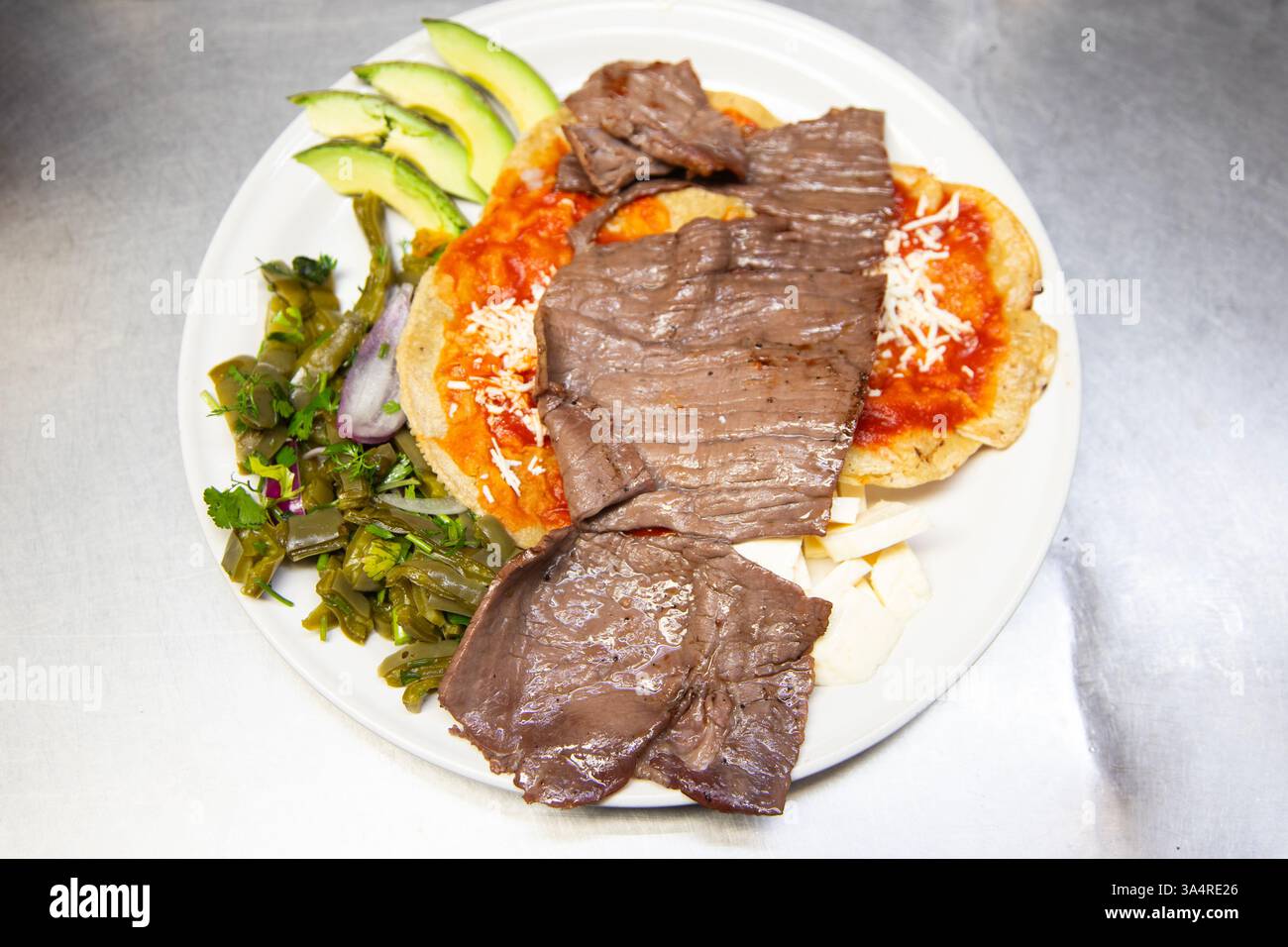 Manzo jerky barbacoa è il piatto tradizionale di Atlixco nella regione di Puebla in Messico. Foto Stock