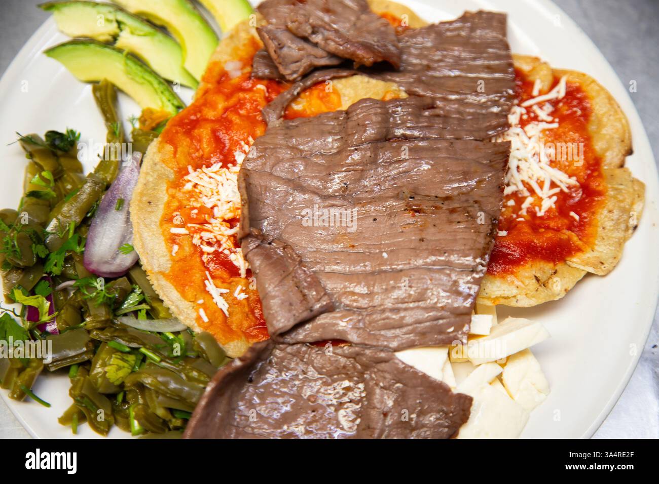 Manzo jerky barbacoa è il piatto tradizionale di Atlixco nella regione di Puebla in Messico. Foto Stock