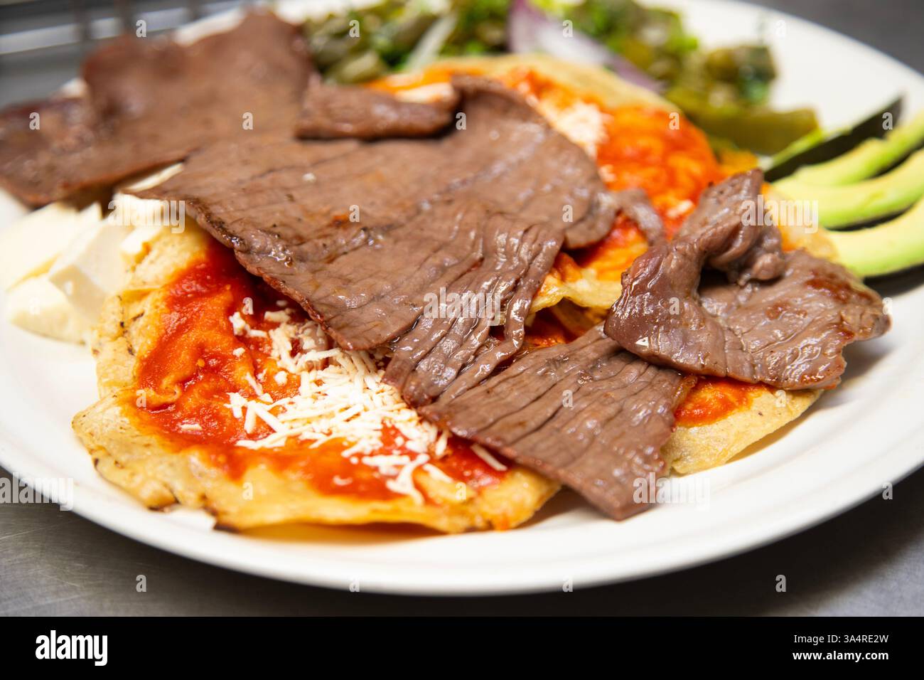 Manzo jerky barbacoa è il piatto tradizionale di Atlixco nella regione di Puebla in Messico. Foto Stock