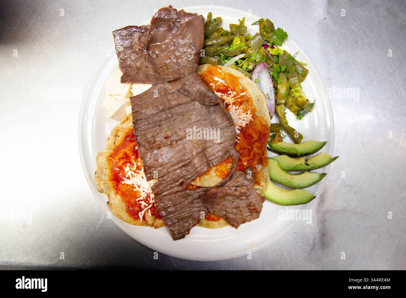 Manzo jerky barbacoa è il piatto tradizionale di Atlixco nella regione di Puebla in Messico. Foto Stock