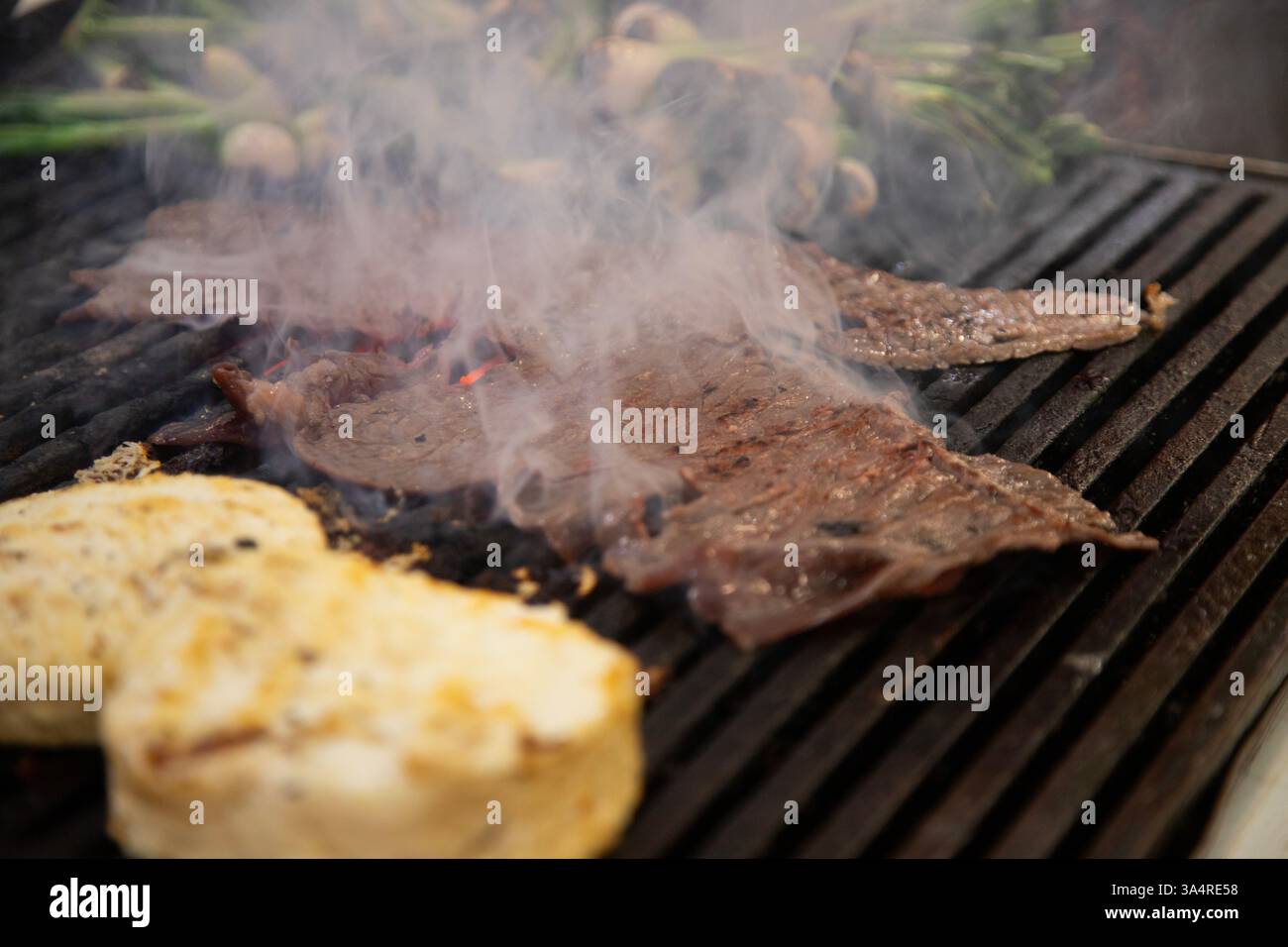 Manzo jerky barbacoa è il piatto tradizionale di Atlixco nella regione di Puebla in Messico. Foto Stock