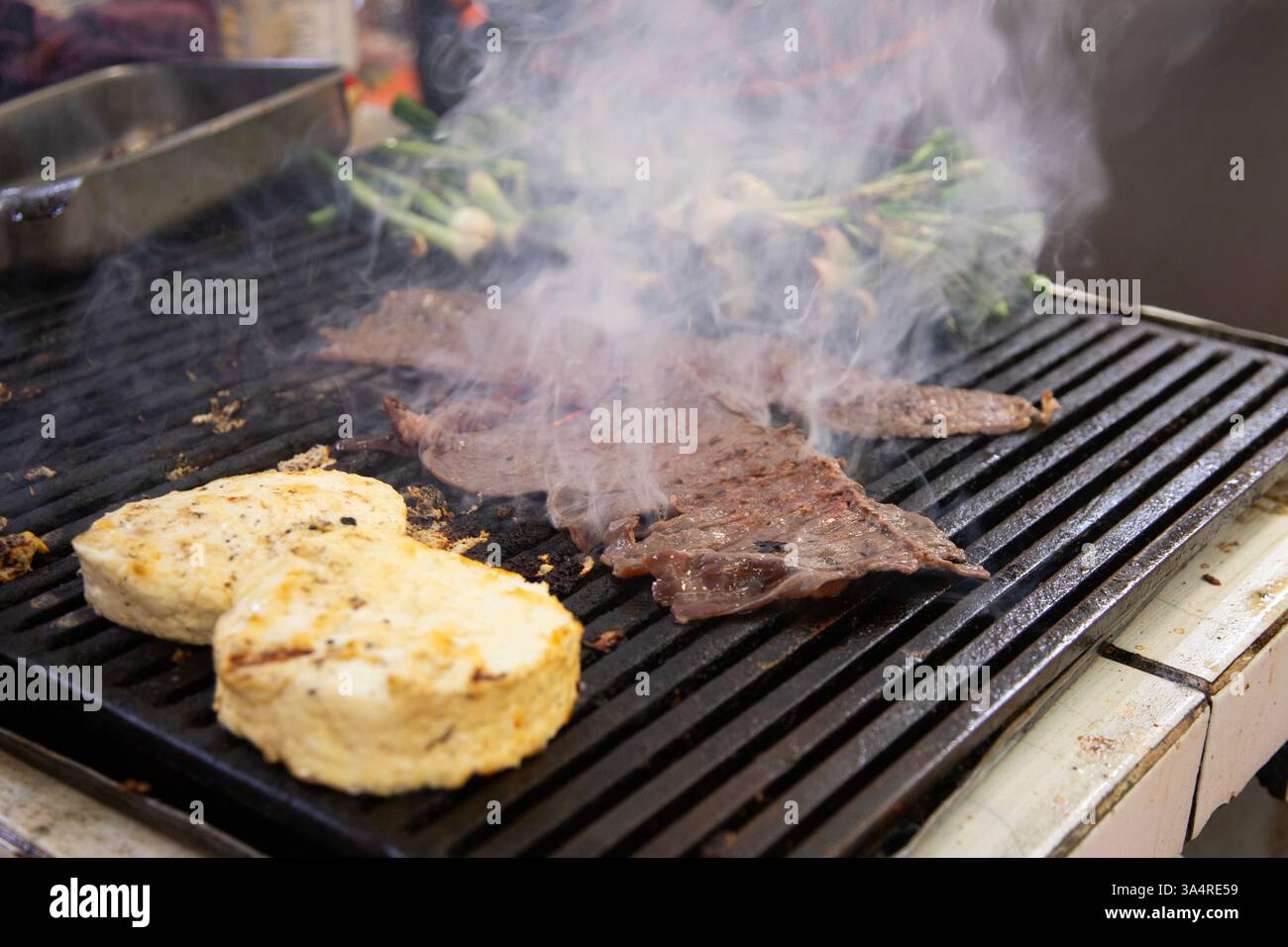 Manzo jerky barbacoa è il piatto tradizionale di Atlixco nella regione di Puebla in Messico. Foto Stock