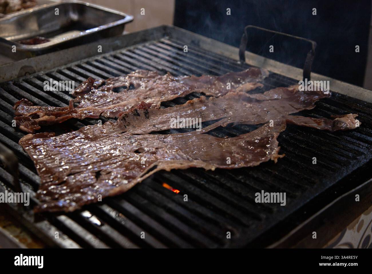 Manzo jerky barbacoa è il piatto tradizionale di Atlixco nella regione di Puebla in Messico. Foto Stock