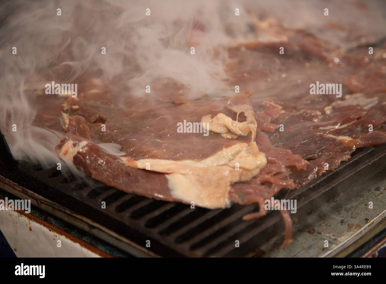 Manzo jerky barbacoa è il piatto tradizionale di Atlixco nella regione di Puebla in Messico. Foto Stock