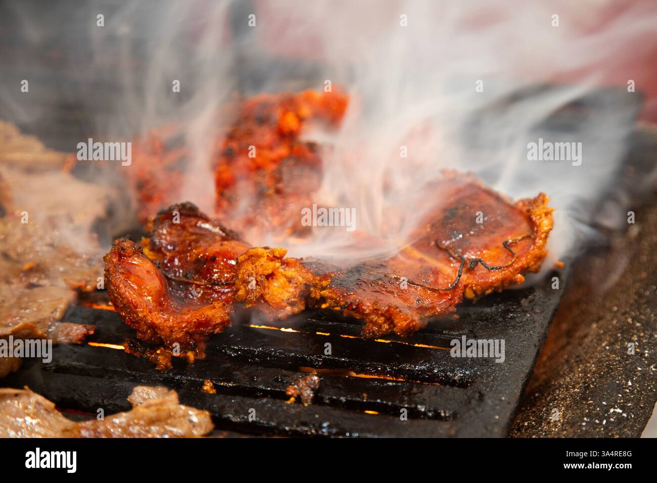 Manzo jerky barbacoa è il piatto tradizionale di Atlixco nella regione di Puebla in Messico. Foto Stock