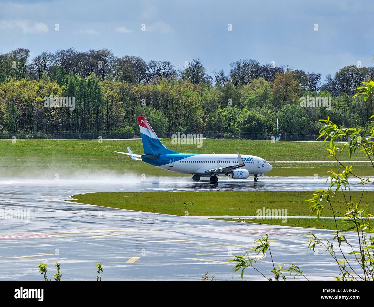 Findel, Lussemburgo - 20 aprile 2024: Aeroporto Luxair Boeing 737-7K2 LX-LBR LUX Foto Stock