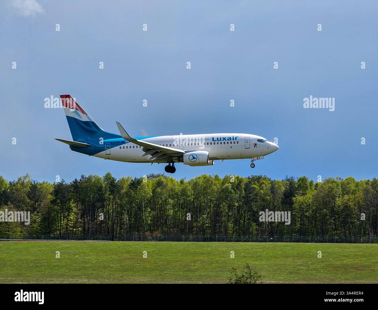 Findel, Lussemburgo - 20 aprile 2024: Aeroporto Luxair Boeing 737-7K2 LX-LBT LUX Foto Stock