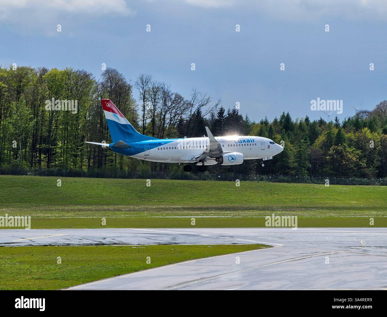 Findel, Lussemburgo - 20 aprile 2024: Aeroporto Luxair Boeing 737-7K2 LX-LBT LUX Foto Stock