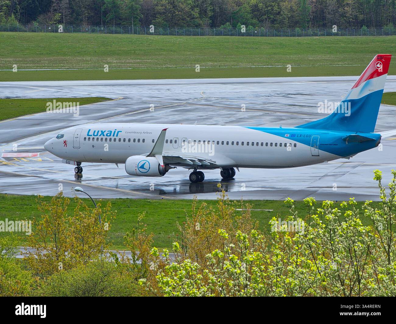 Findel, Lussemburgo - 20 aprile 2024: Aeroporto Luxair Boeing 737-8C9 LX-LGU LUX Foto Stock