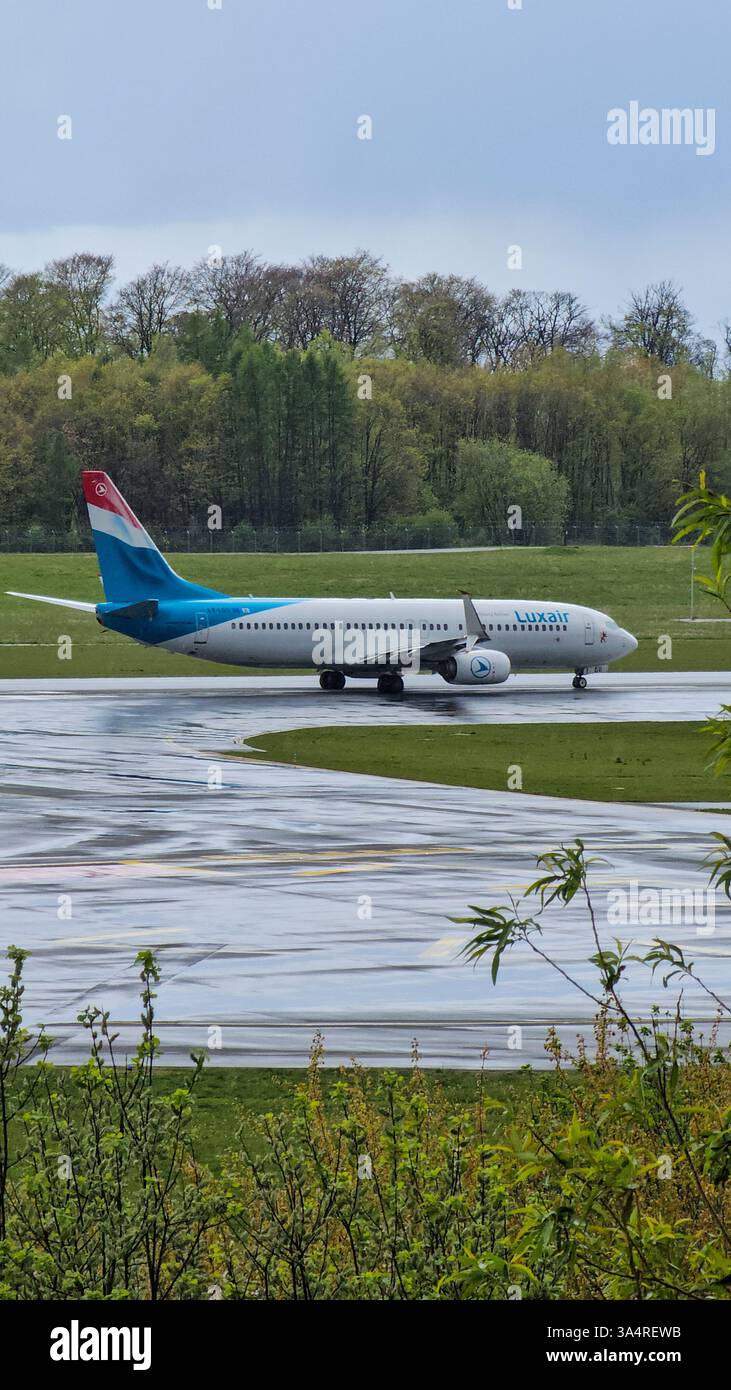 Findel, Lussemburgo - 20 aprile 2024: Aeroporto Luxair Boeing 737-8C9 LX-LGU LUX Foto Stock
