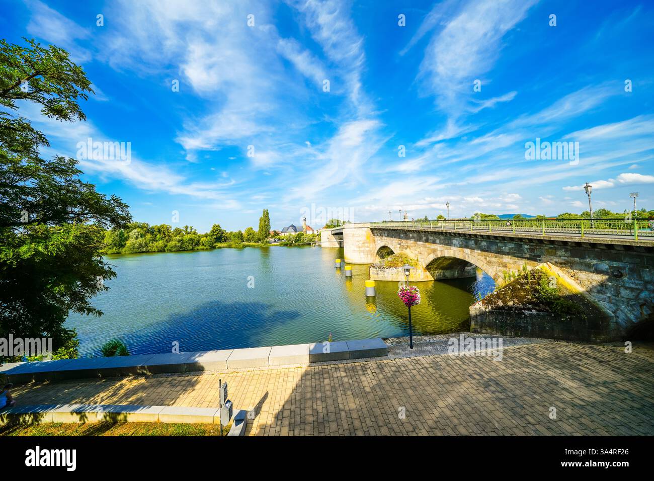 Vista sul Main Bridge e sul vecchio Main Bridge di Kitzingen. Ponte medievale in pietra della città. Foto Stock