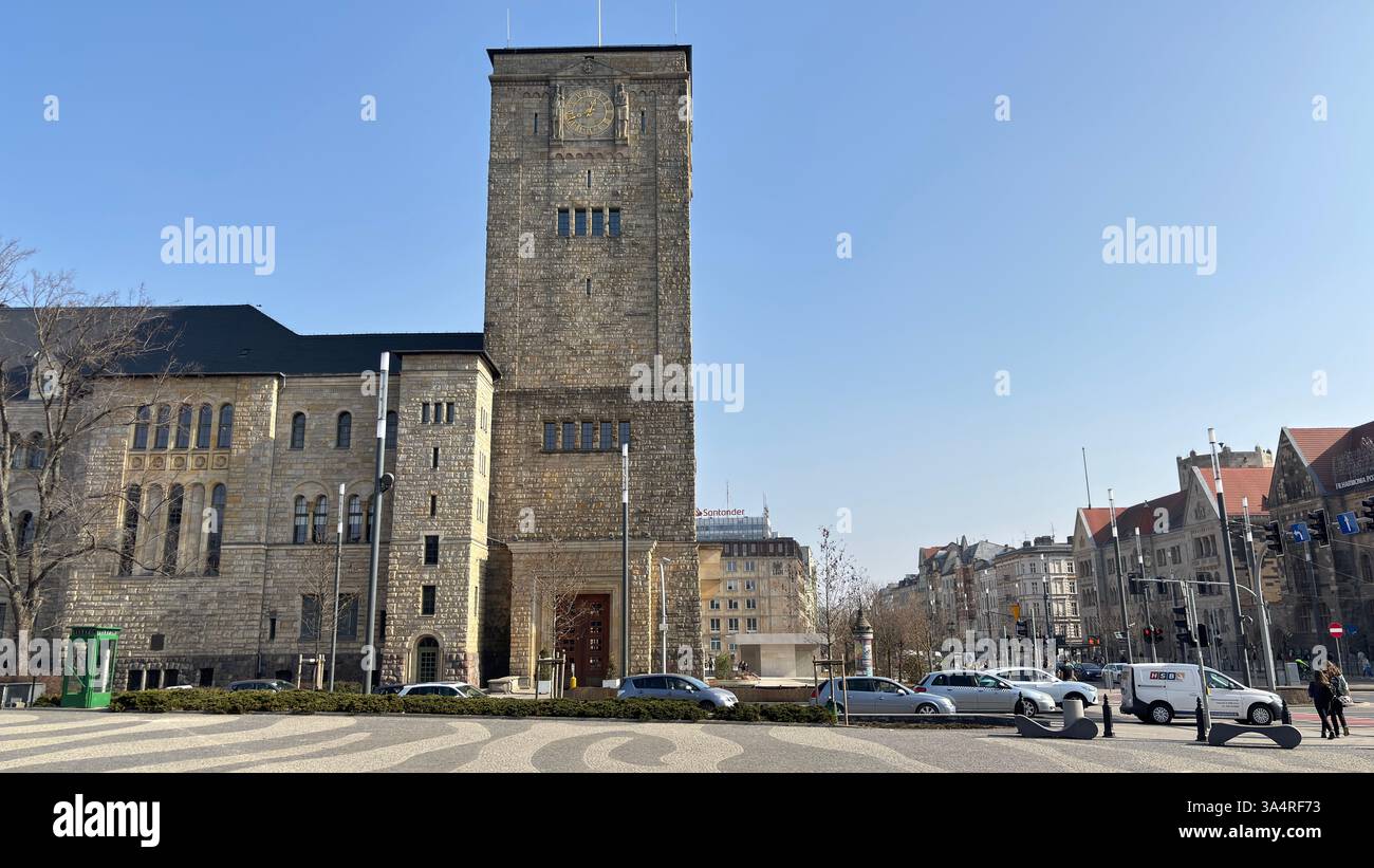 Castello Imperiale. Zamek Cesarski W Poznaniu. Palazzo a Poznan. Località turistica famosa per i vecchi edifici nel centro della città polacca di Poznań - Immagine stock catturata con smartphone