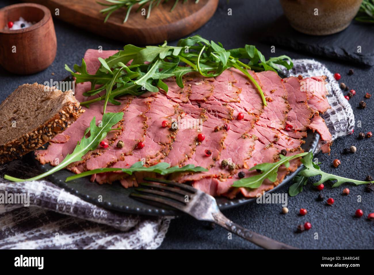 Pastrami a fette con rosmarino e pepe. Foto Stock
