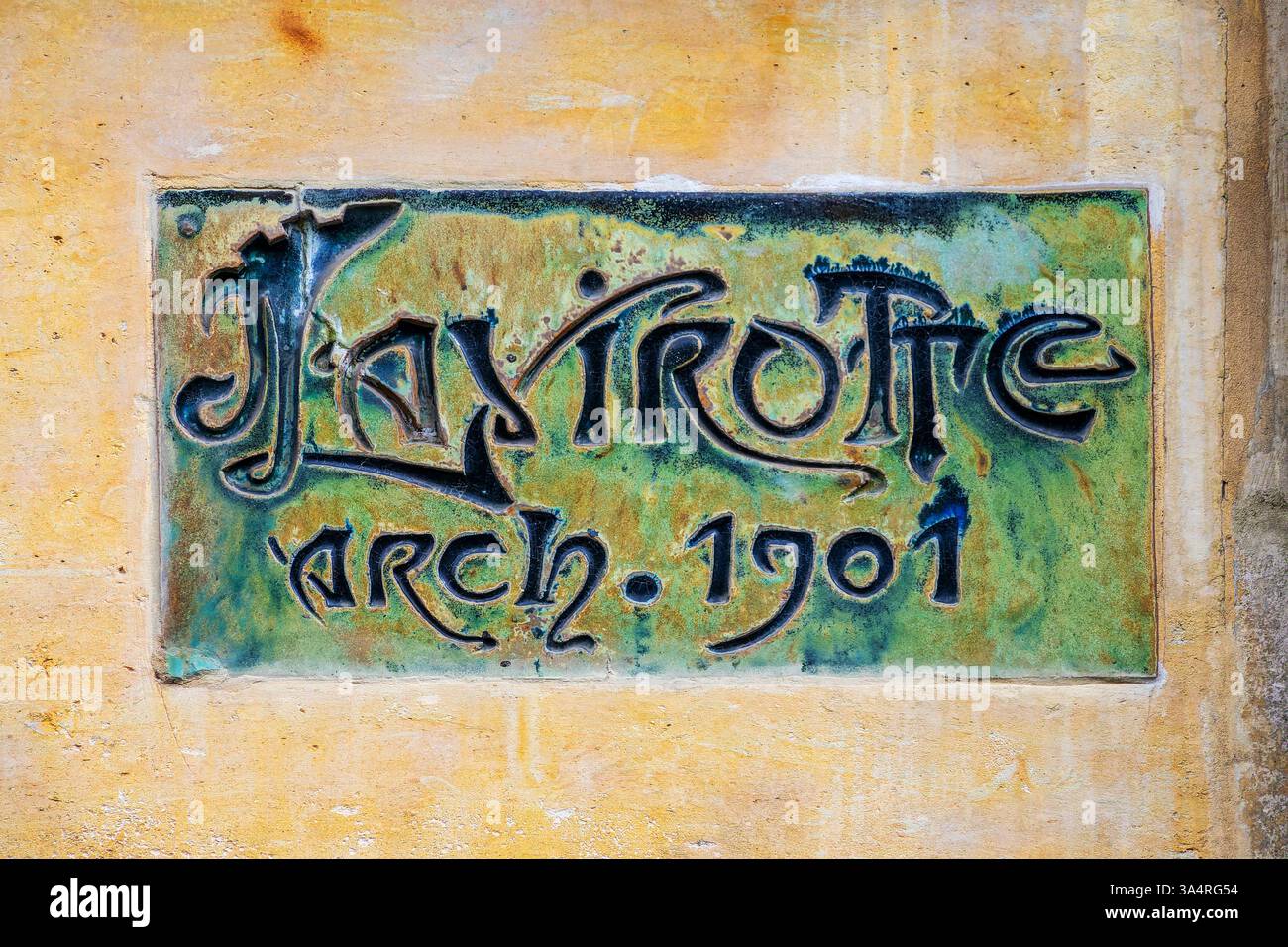 Primo piano, l'architetto francese in stile Art Nouveau Jules Lavirotte firma targa ceramique del 1901, Parigi Francia Foto Stock