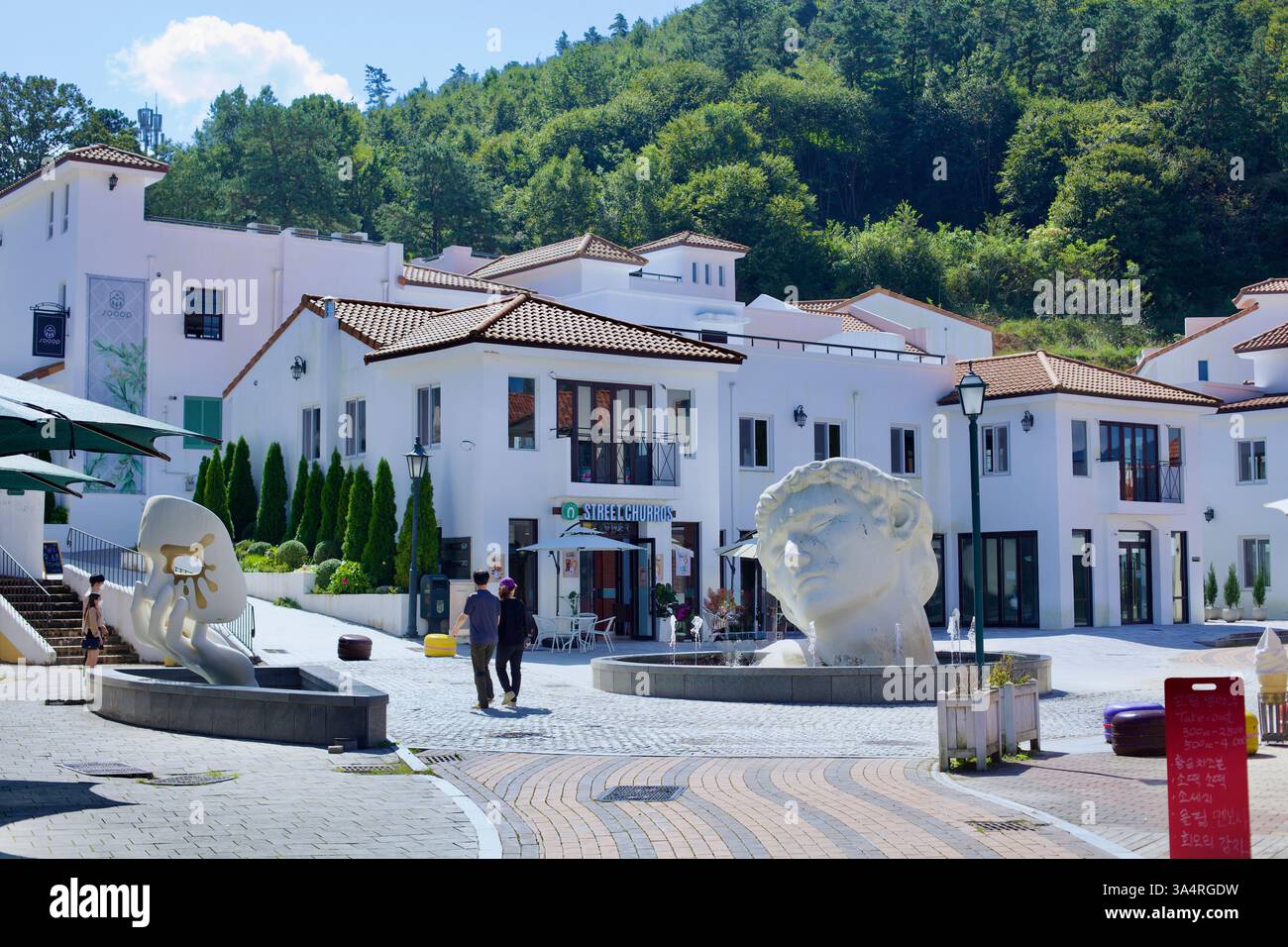 Contea di Damyang, Corea del Sud - 23 settembre 2020: Una piazza panoramica a Meta Provence con edifici bianchi in stile mediterraneo, tetti in terracotta, e. Foto Stock