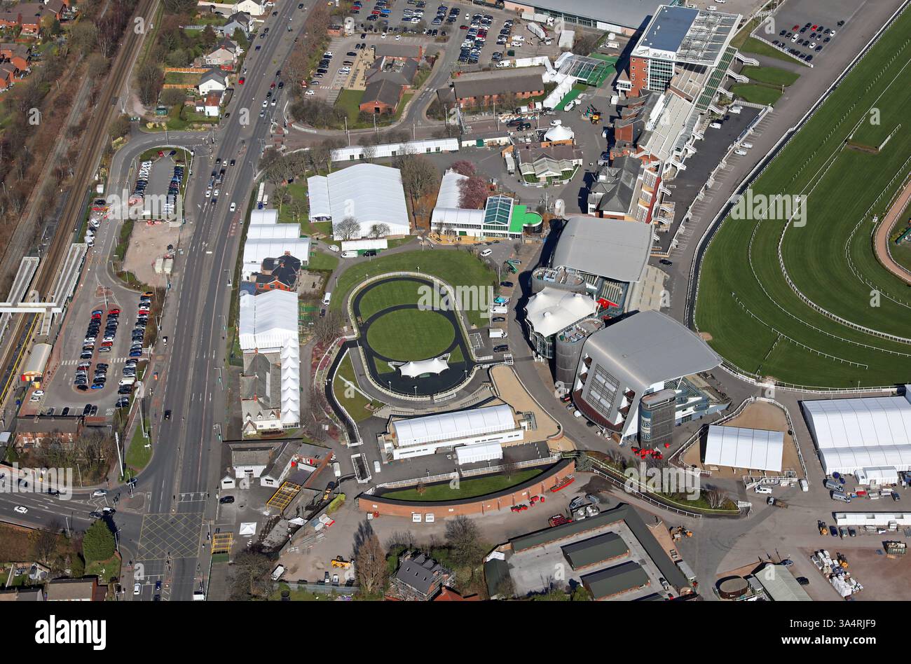 2025 veduta aerea dell'anello della parata e delle varie suite dell'Aintree Racecourse di Liverpool Foto Stock