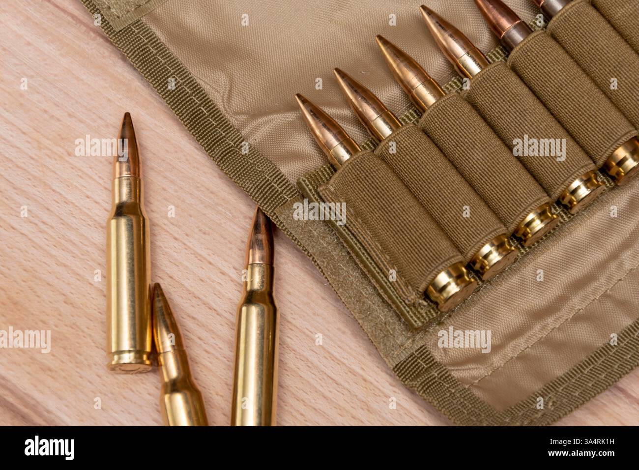 Munizioni nel sacchetto tattico sulla superficie di legno Foto Stock