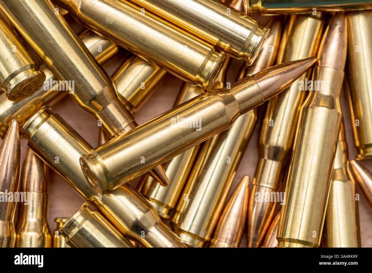 Cartucce di fucili lucide, simbolismo di guerra, armi e resistenza nazionale Foto Stock