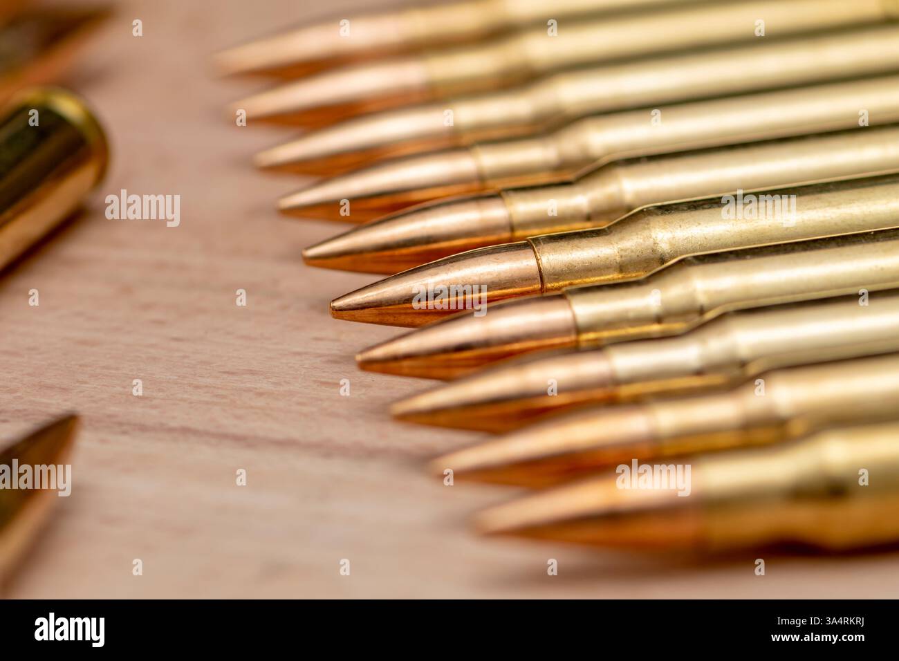 Cartucce di fucile su fondo di legno Foto Stock