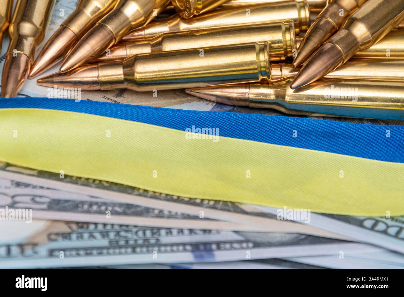 Cartucce di fucile, dollari americani, bandiera Ucraina Foto Stock