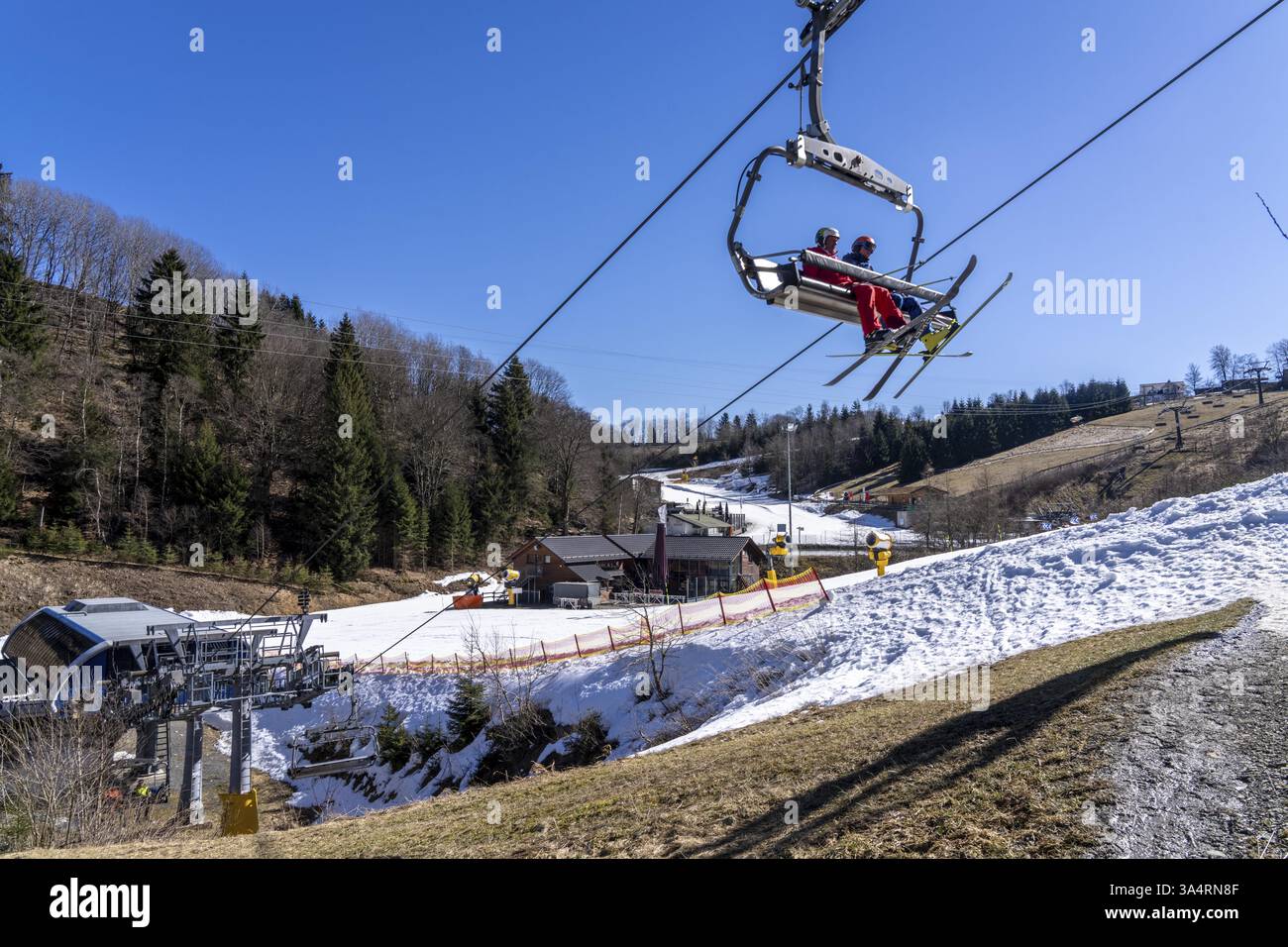 Area per gli sport invernali nel Sauerland, la giostra degli impianti di risalita di Winterberg, piste da neve artificiale, neve artificiale da oltre 360 pistole da neve, area sciistica Quick Jet Foto Stock