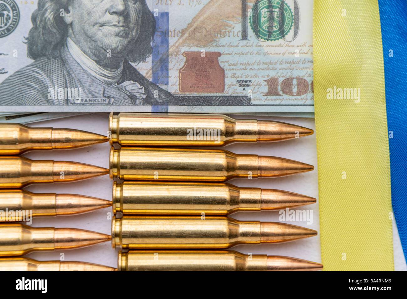 Dollari americani, bandiera Ucraina e cartucce di fucili su sfondo chiaro Foto Stock