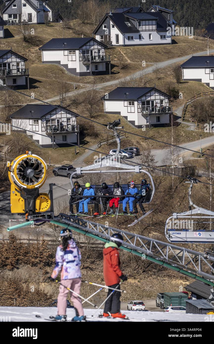 Area per gli sport invernali nel Sauerland, la giostra degli impianti di risalita di Winterberg, piste da neve artificiale, neve artificiale da oltre 360 pistole da neve, lo sci di Poppenberg sono Foto Stock