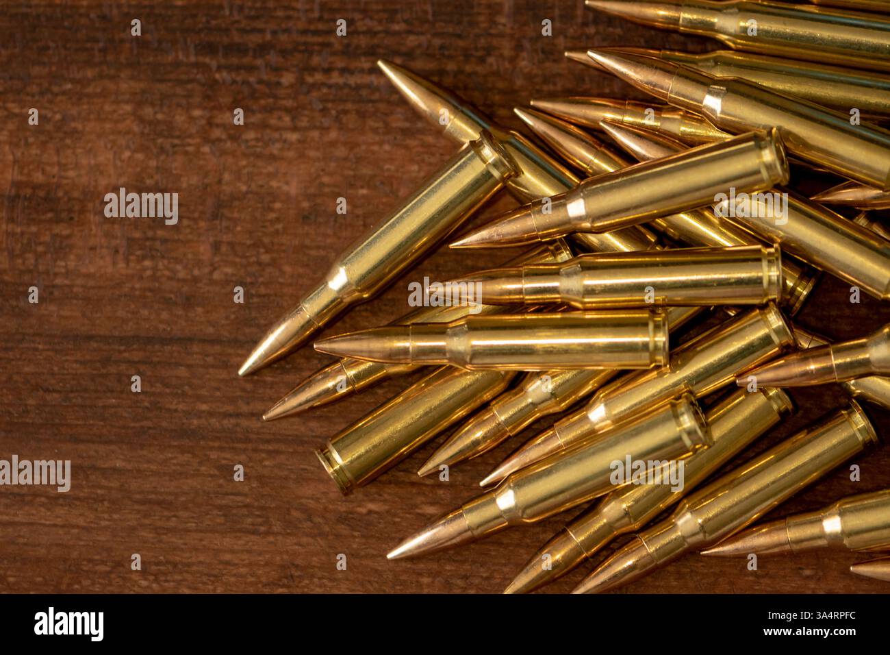 Cartucce sparse su fondo di legno Foto Stock