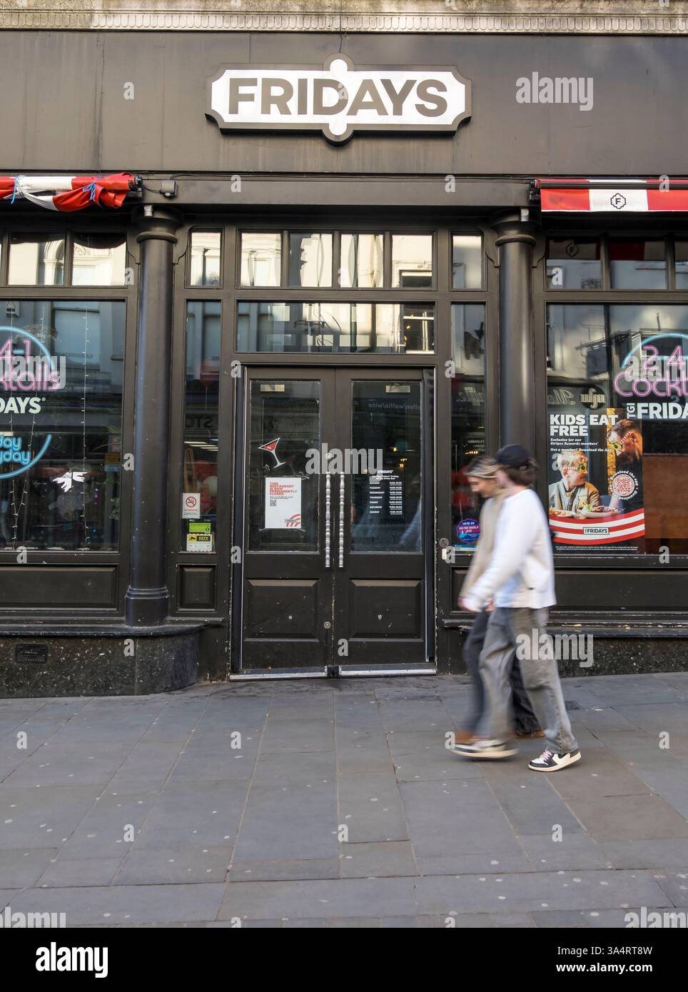 Il ristorante e cocktail bar Fridays è sempre chiuso, High Street, Lincoln City, Lincolnshire, Inghilterra, REGNO UNITO Foto Stock Il ristorante e cocktail bar Fridays è sempre chiuso, High Street, Lincoln City, Lincolnshire, Inghilterra, REGNO UNITO Foto Stock