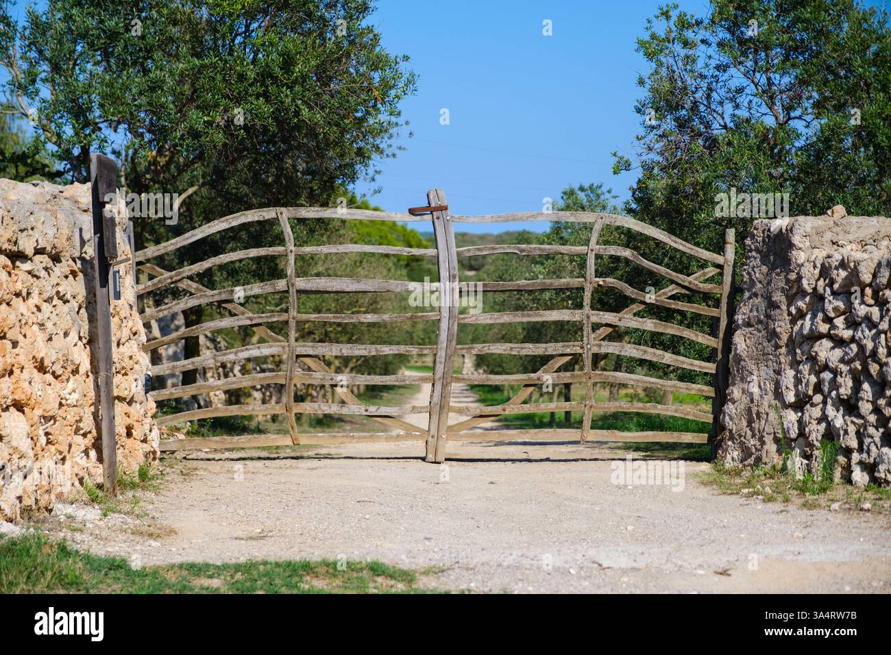 Tanca menorquina, tradicionalment fetes amb fusta amb un disseny icònic i inconfuse Foto Stock