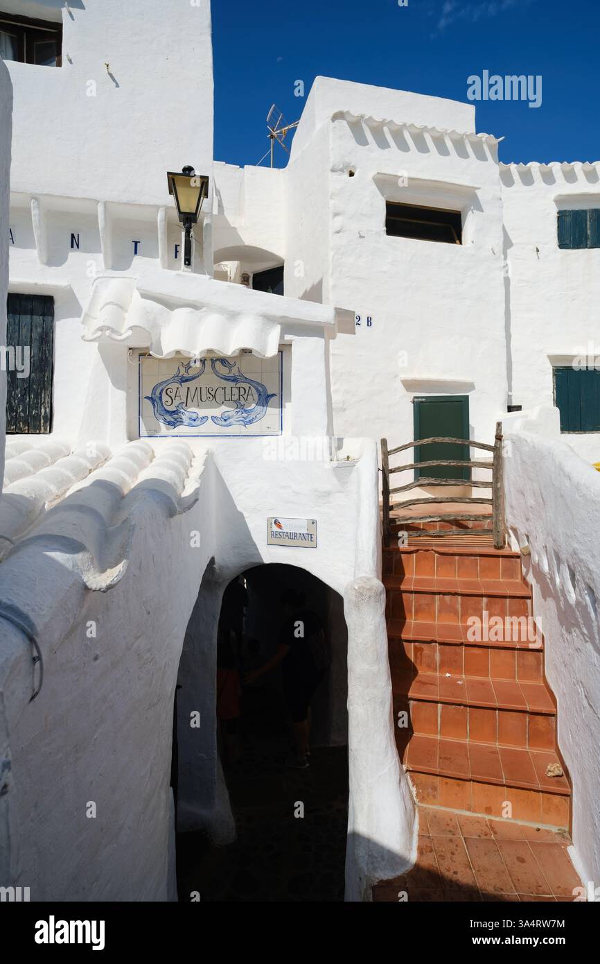 Casa bianca della peculiare città di Binibeca a Minorca, Isole Baleari, Spagna Foto Stock