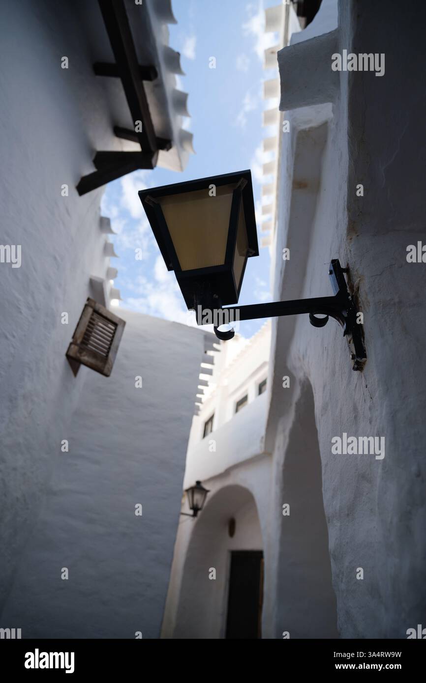 Casa bianca della peculiare città di Binibeca a Minorca, Isole Baleari, Spagna Foto Stock