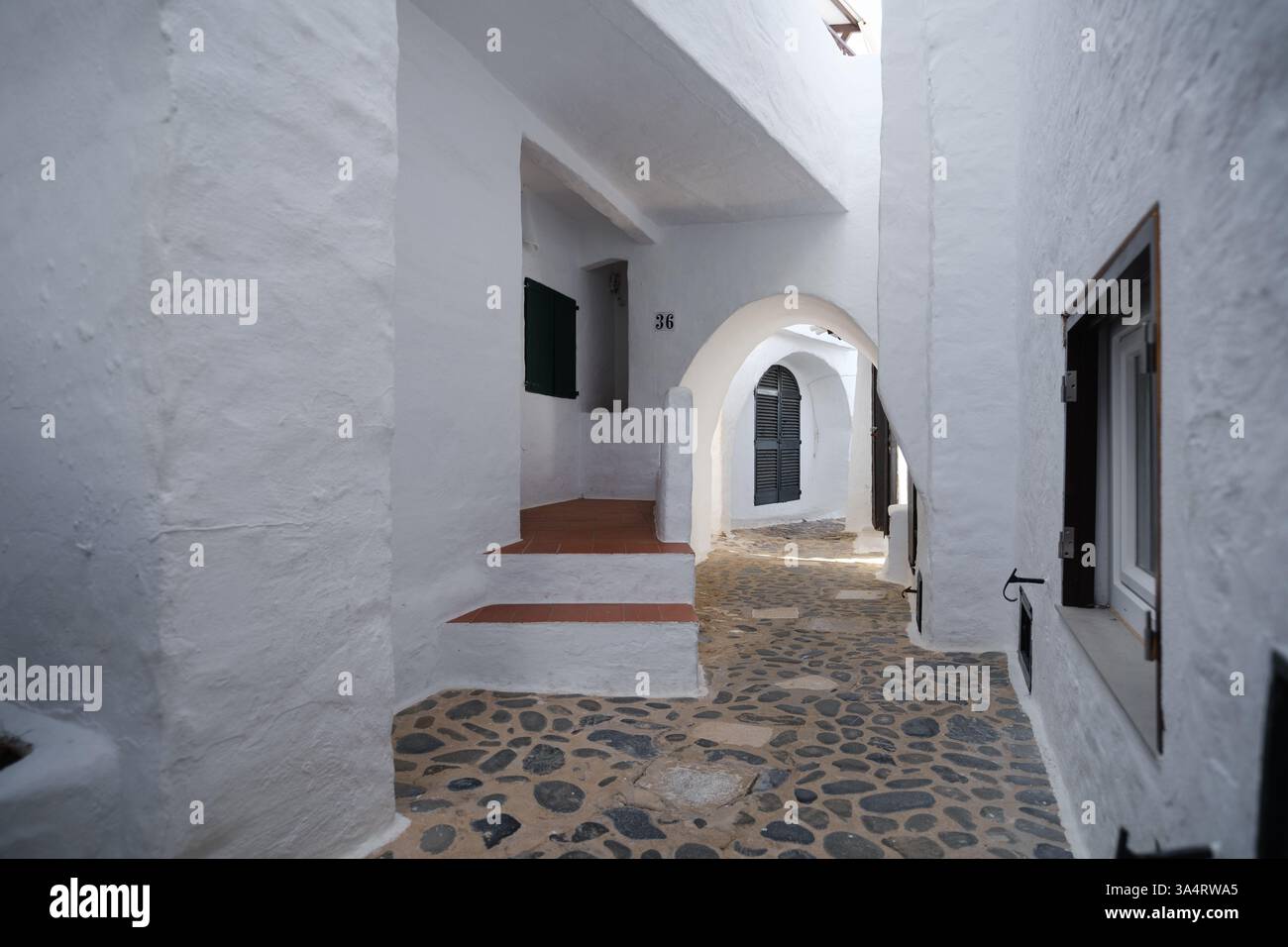 Casa bianca della peculiare città di Binibeca a Minorca, Isole Baleari, Spagna Foto Stock