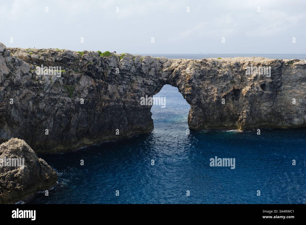 Pont d'en Gil, un ponte naturale sulle scogliere del Mediterraneo di Ciutadella, Minorca, Isole Baleari, Spagna Foto Stock