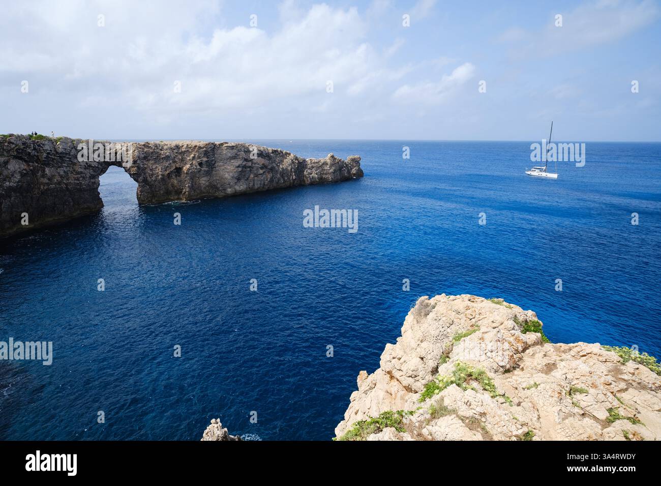 Pont d'en Gil, un ponte naturale sulle scogliere del Mediterraneo di Ciutadella, Minorca, Isole Baleari, Spagna Foto Stock