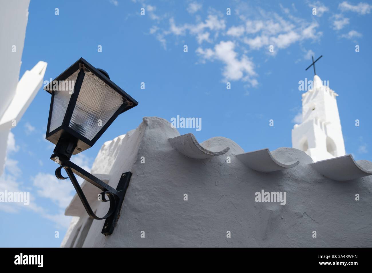 Casa bianca della peculiare città di Binibeca a Minorca, Isole Baleari, Spagna Foto Stock