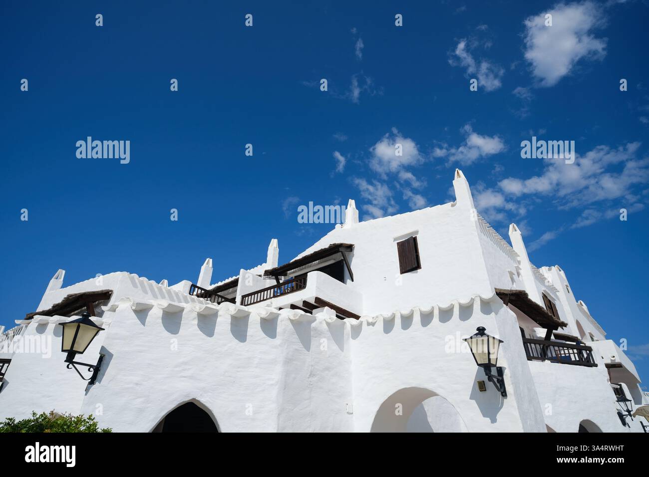 Casa bianca della peculiare città di Binibeca a Minorca, Isole Baleari, Spagna Foto Stock